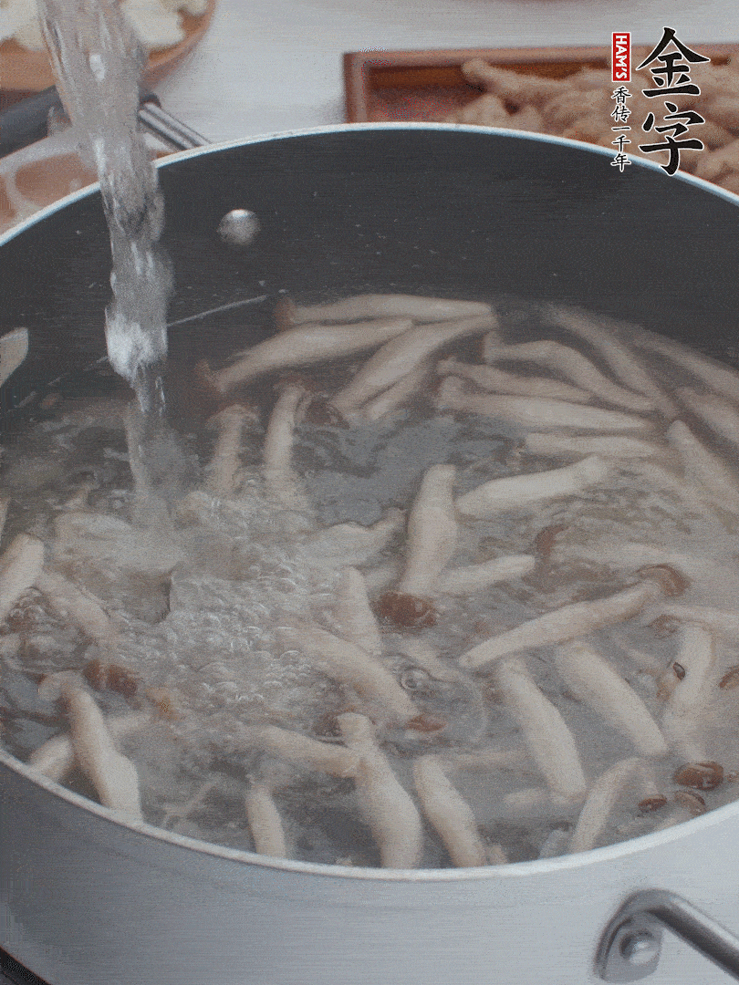 油熱爆香大蔥、蒜末，下蟹味菇炒軟，放清水。