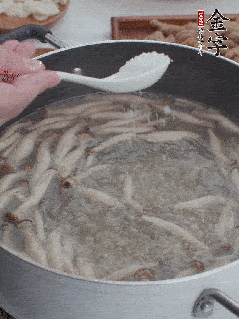 1勺鹽、一點(diǎn)胡椒粉調(diào)味。