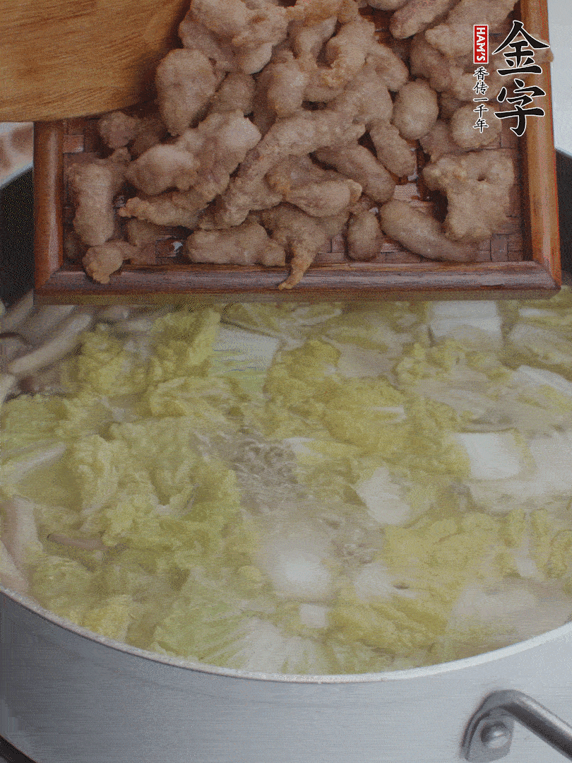 水開后煮10分鐘，下娃娃菜、小酥肉煮3分鐘。