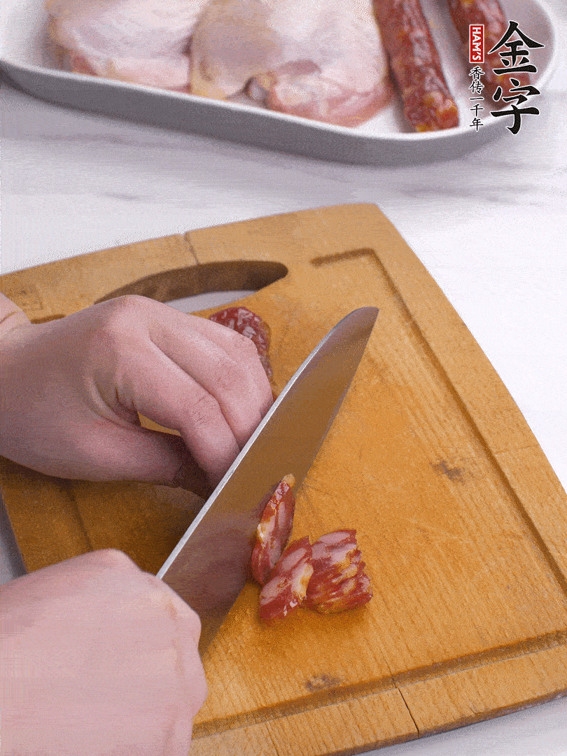 雞大腿去皮去骨切成塊，金字香腸切片，干香菇泡發(fā)切片，小蔥切蔥花。