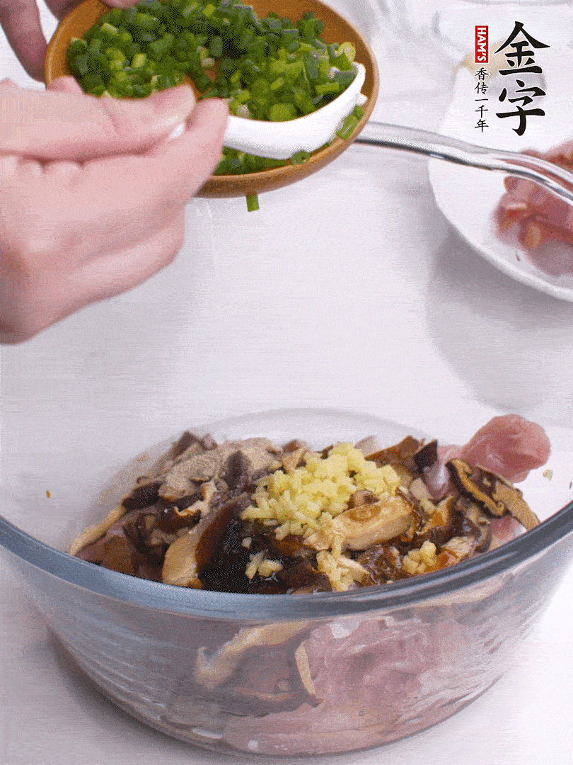 雞肉、香菇混合，加清水1/3杯、料酒1勺、蠔油1勺、鹽1勺、糖1/4勺、白胡椒1/4勺、食用油1勺、香油1/4勺、姜末、蔥花，攪拌均勻腌制2小時。