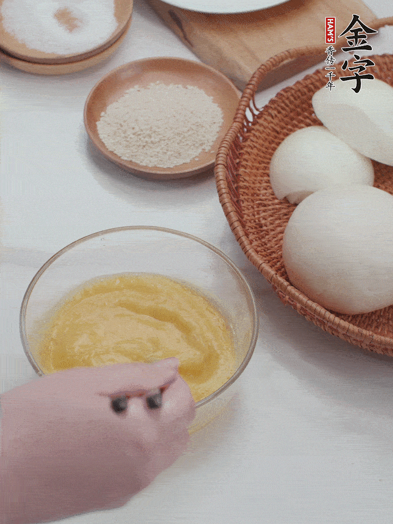 2個雞蛋加入1小勺鹽、1/2小勺胡椒粉打散。