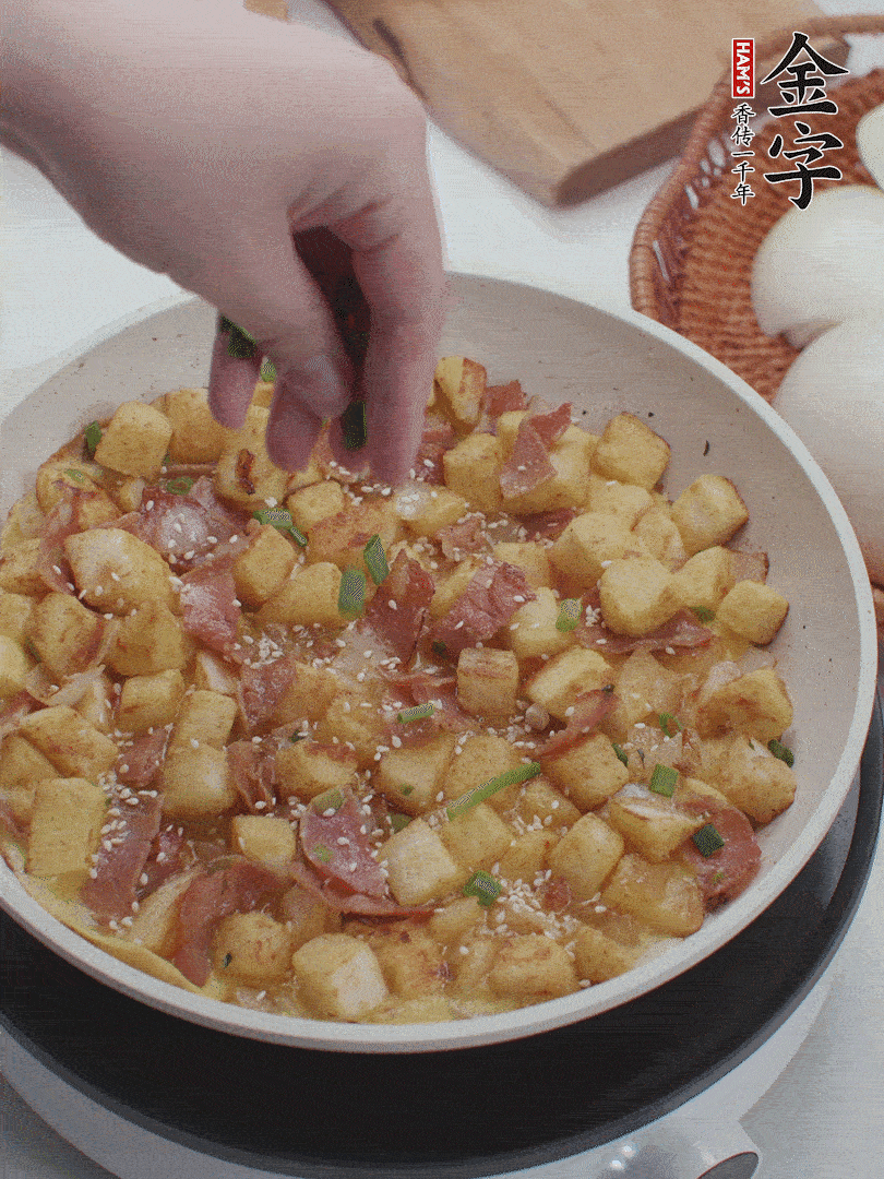 淋入剩余蛋液，蛋液凝固，撒上蔥綠和熟芝麻。