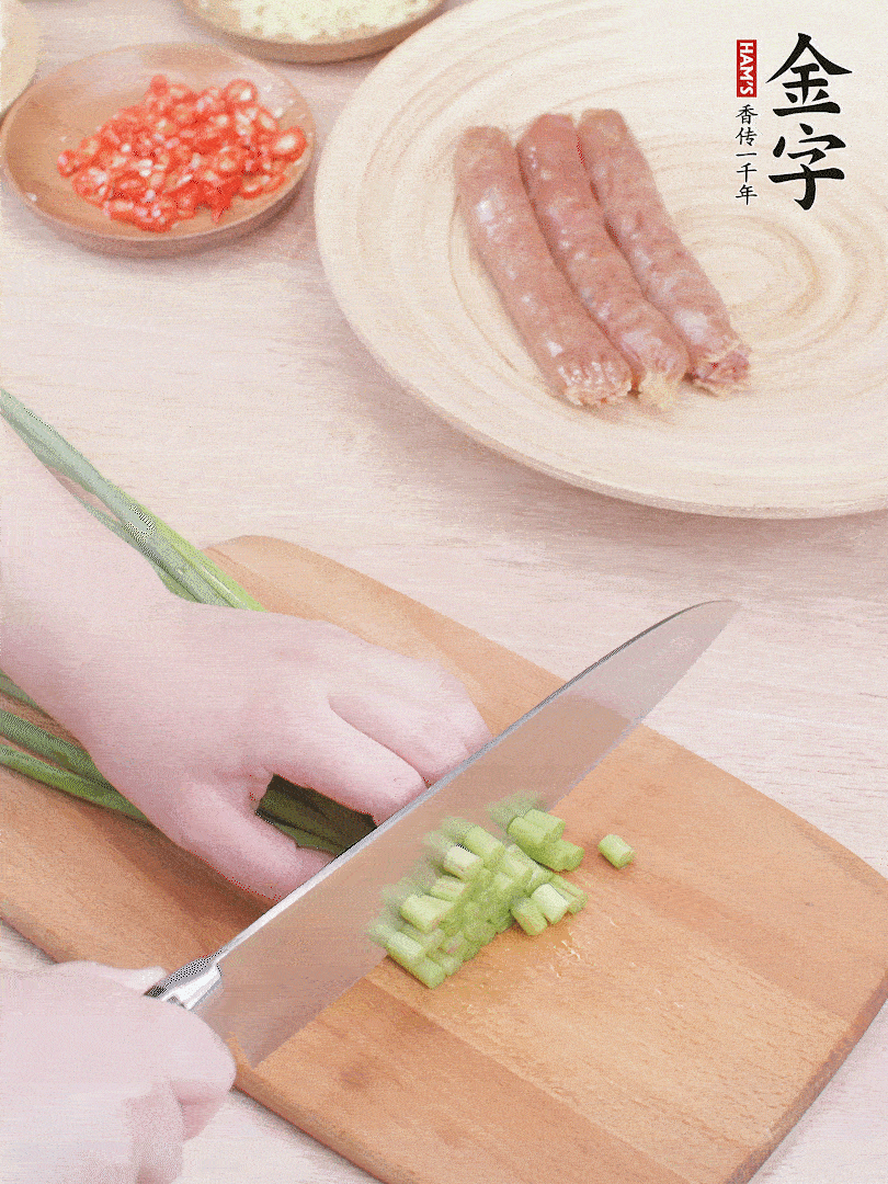 蒜苔切丁，蔥姜蒜切小丁，小米辣切圈。