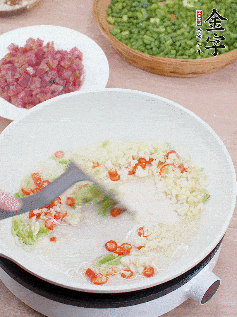 鍋中熱油，蔥姜蒜、小米辣煸香。