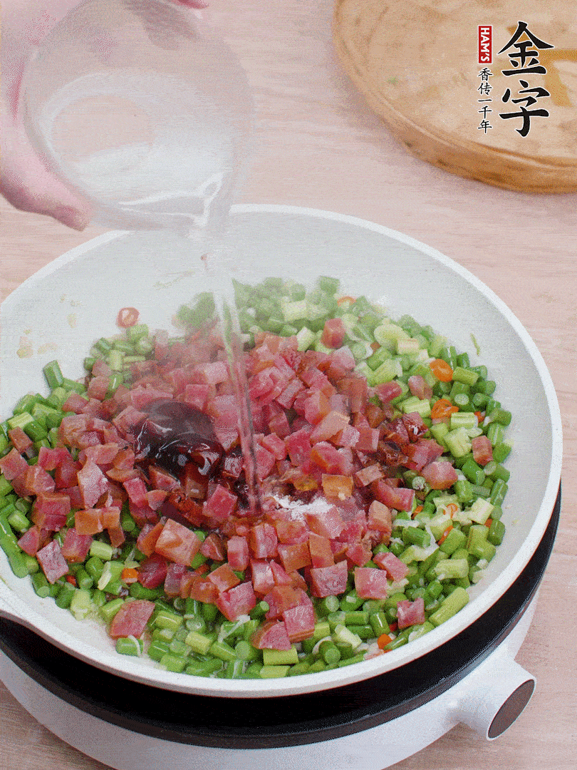 放香腸丁、1勺老抽、1勺蠔油、1/3勺白糖、少許清水炒至斷生。