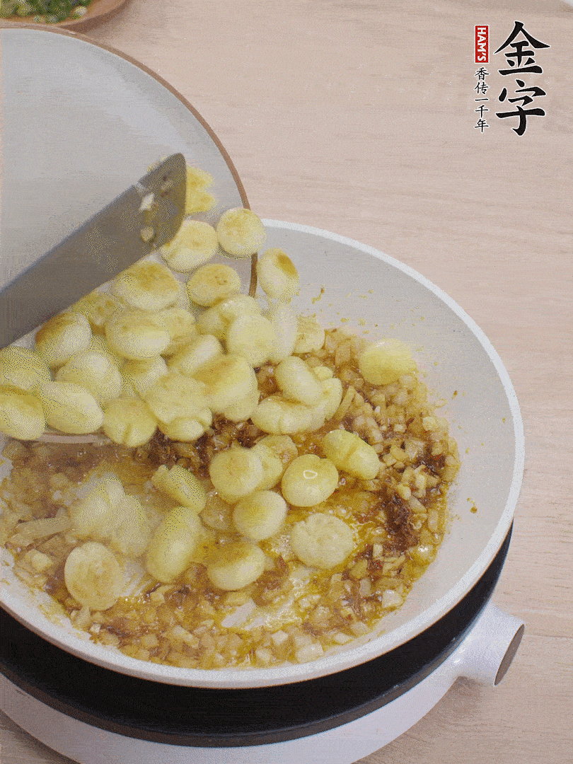 下小土豆翻炒均勻。