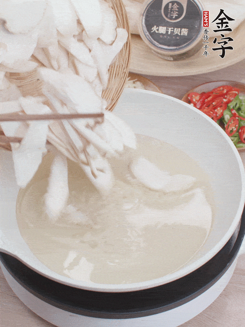 杏鮑菇切成片，油溫7層熱炸2分鐘。