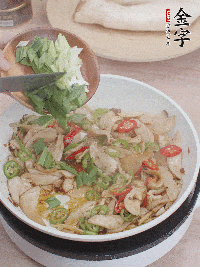 淋少許料酒、最后放大蒜葉。