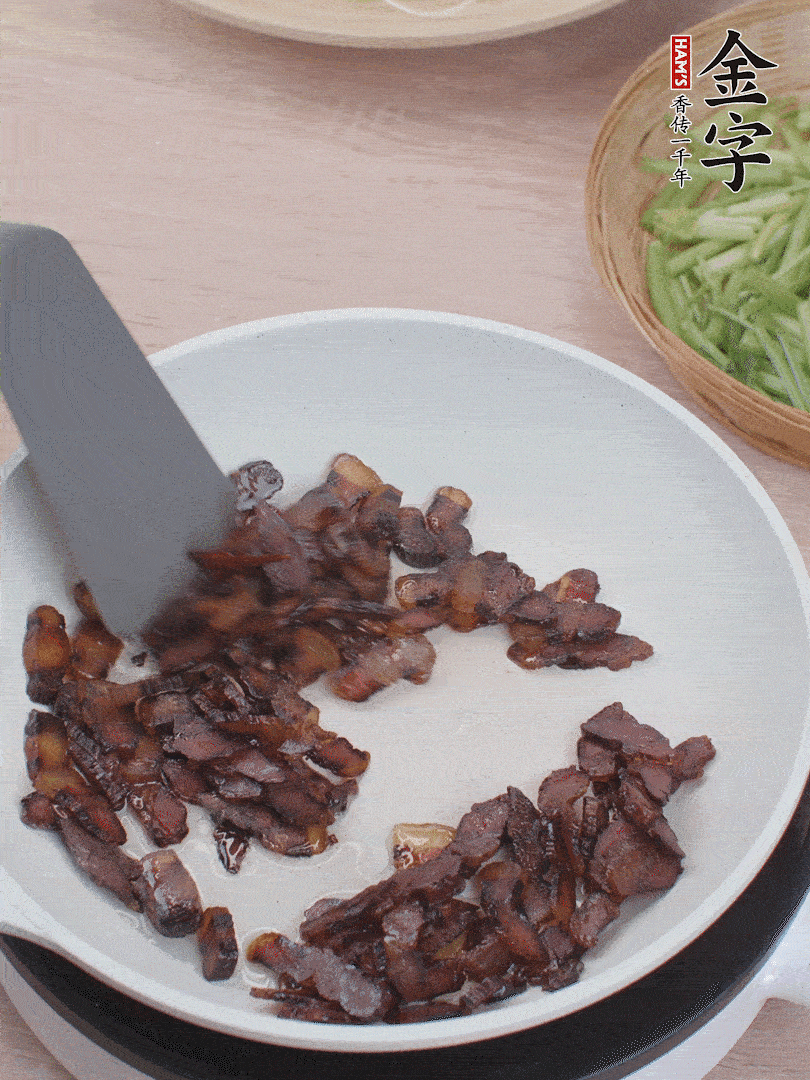 起鍋熱油，煸香醬油肉。