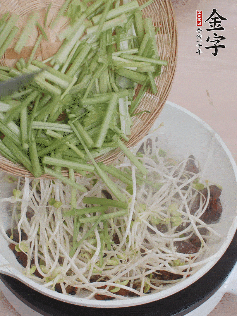 下豆芽、香芹翻炒均勻。