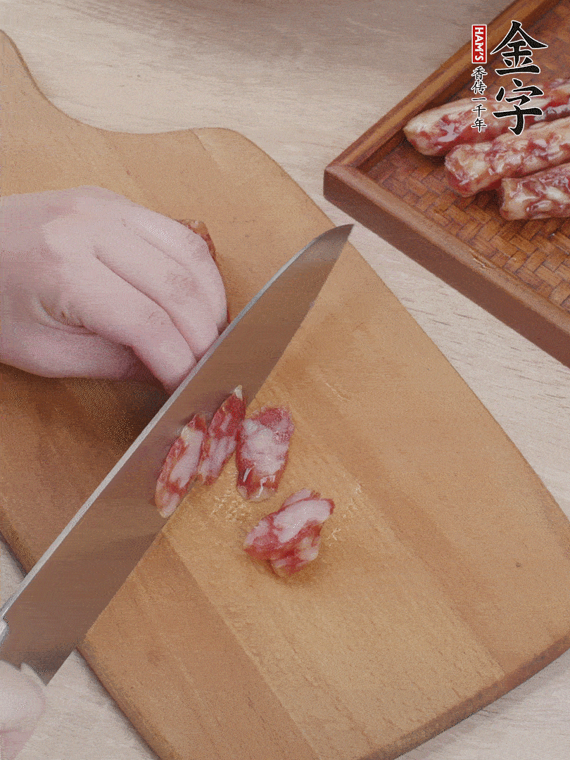 金字香腸斜切片，芹菜切段，小洋蔥切絲，綠菜椒切小塊。