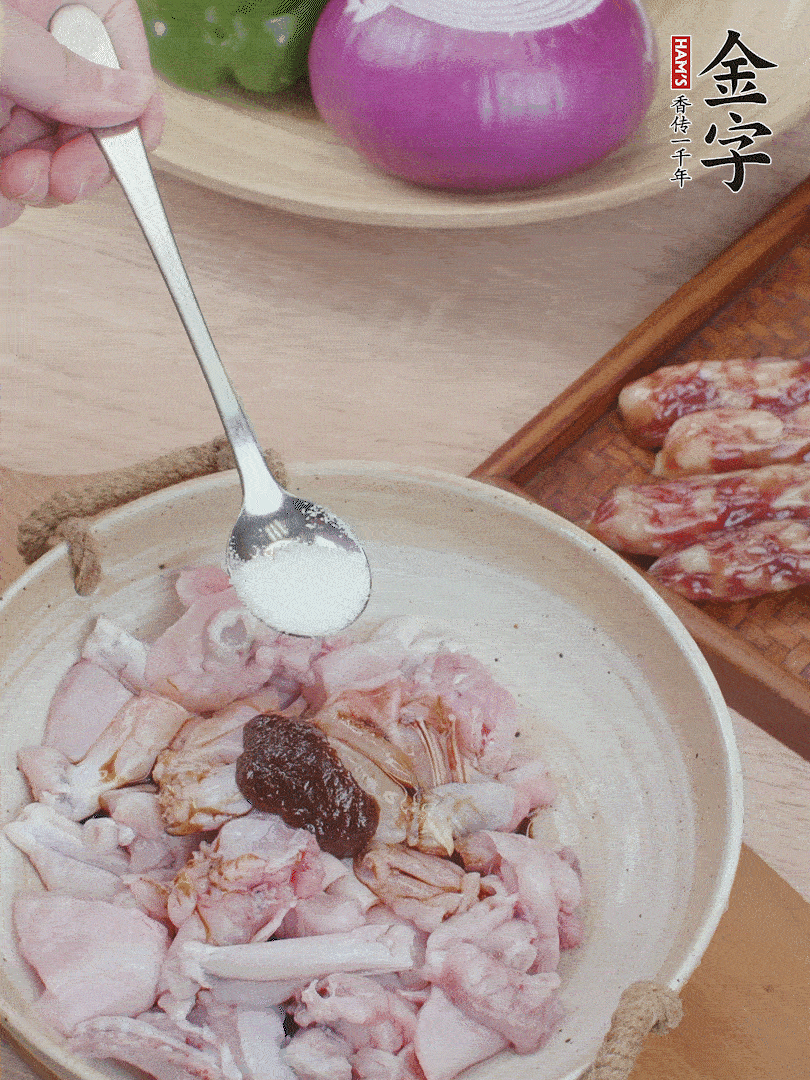 牛蛙塊加1勺柱候醬、1勺生抽、1/3勺白砂糖腌漬20分鐘。