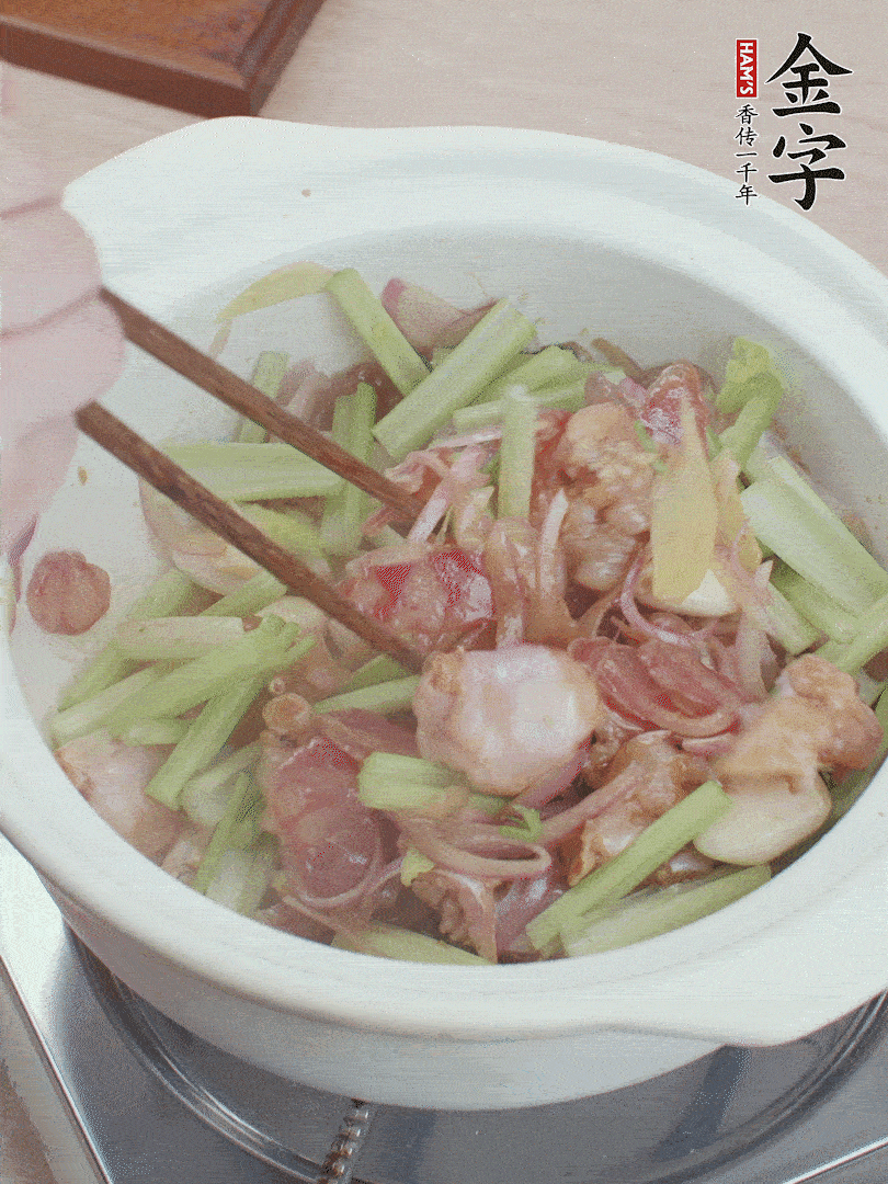 下牛蛙、芹菜、香腸翻炒。