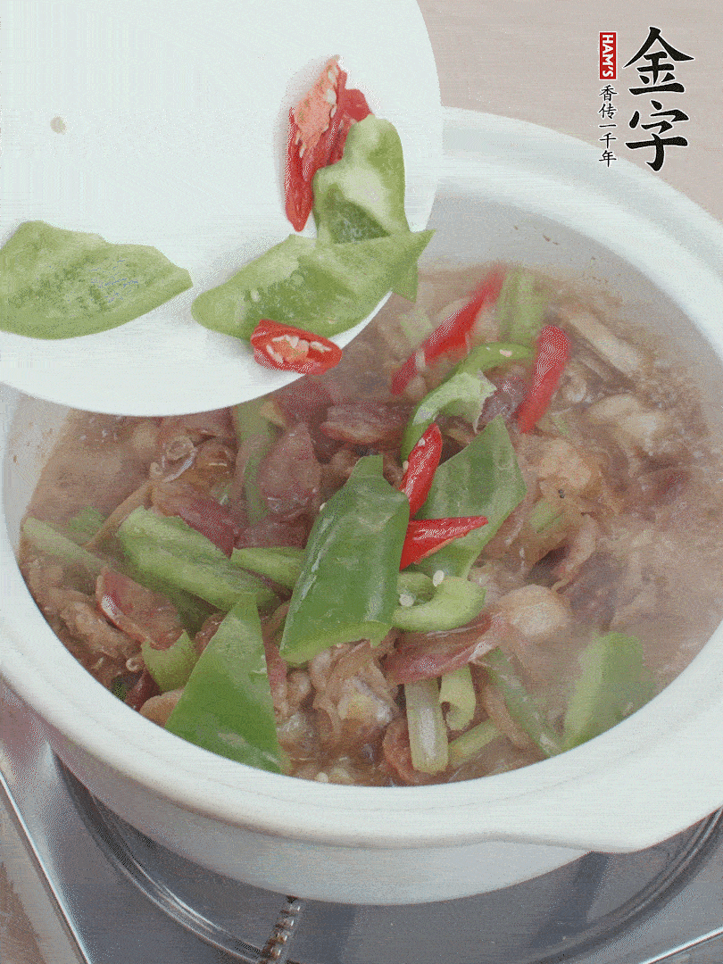 下綠菜椒，翻炒1分鐘。