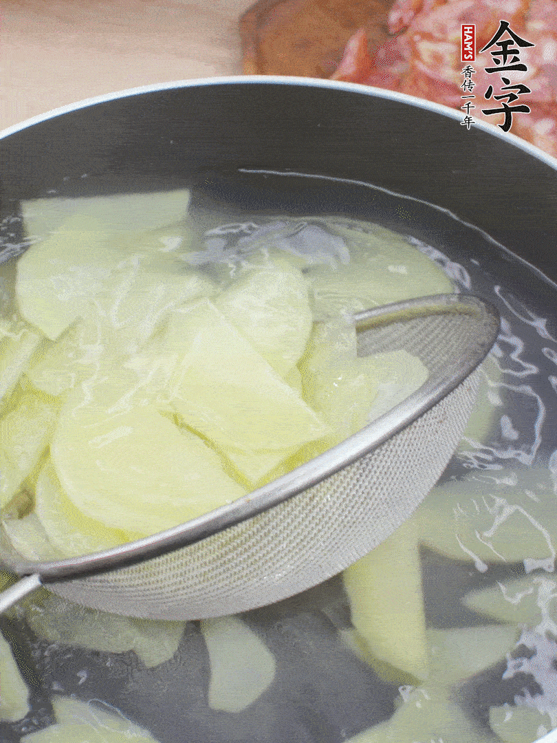 土豆去皮切片，汆燙1分鐘。香腸切薄片。