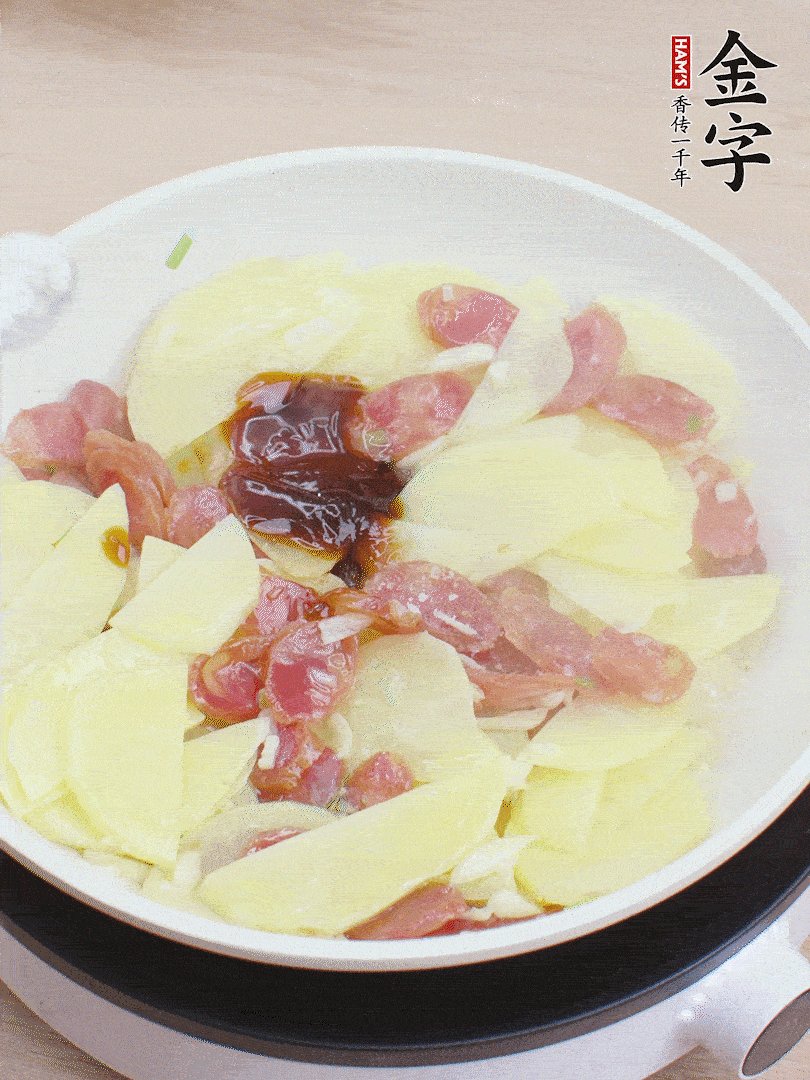 下土豆片，1勺生抽、1勺蠔油、1/3勺鹽、1/3勺糖炒至入味。