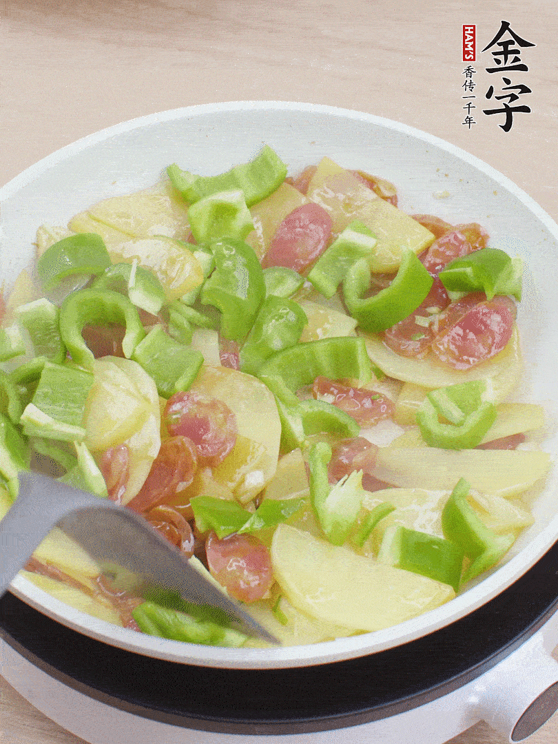 下辣椒翻炒1分鐘。