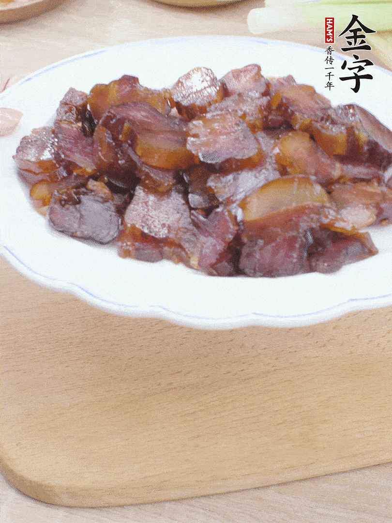 金字醬油肉水煮15分鐘，切薄片。