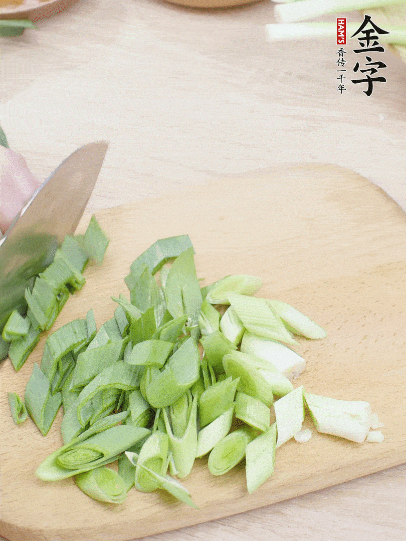 青蒜切段。（蒜白可以拍一下，再斜著切）