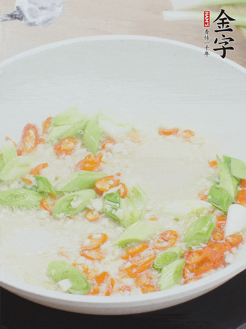 油5成熱時(shí)，下蒜末、辣椒、蒜白煸炒。