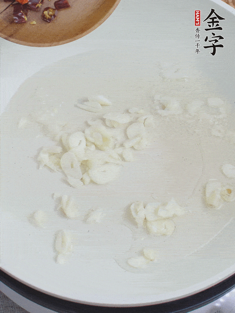 藕去皮，切成1cm見方的丁，放入清水浸泡。美人椒切圈。蒜切成末。