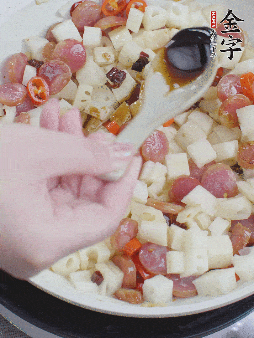 下藕丁，加生抽、香醋、白糖、鹽翻炒均勻。