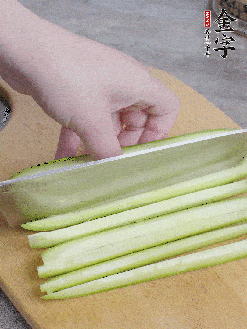 西葫蘆對(duì)半切，去瓤切條。