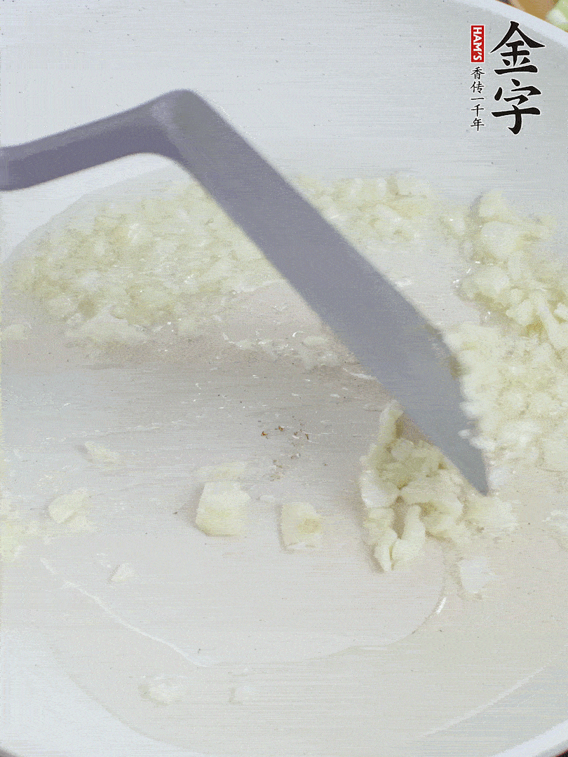 冷鍋熱油，下大蒜煎至兩面微黃。