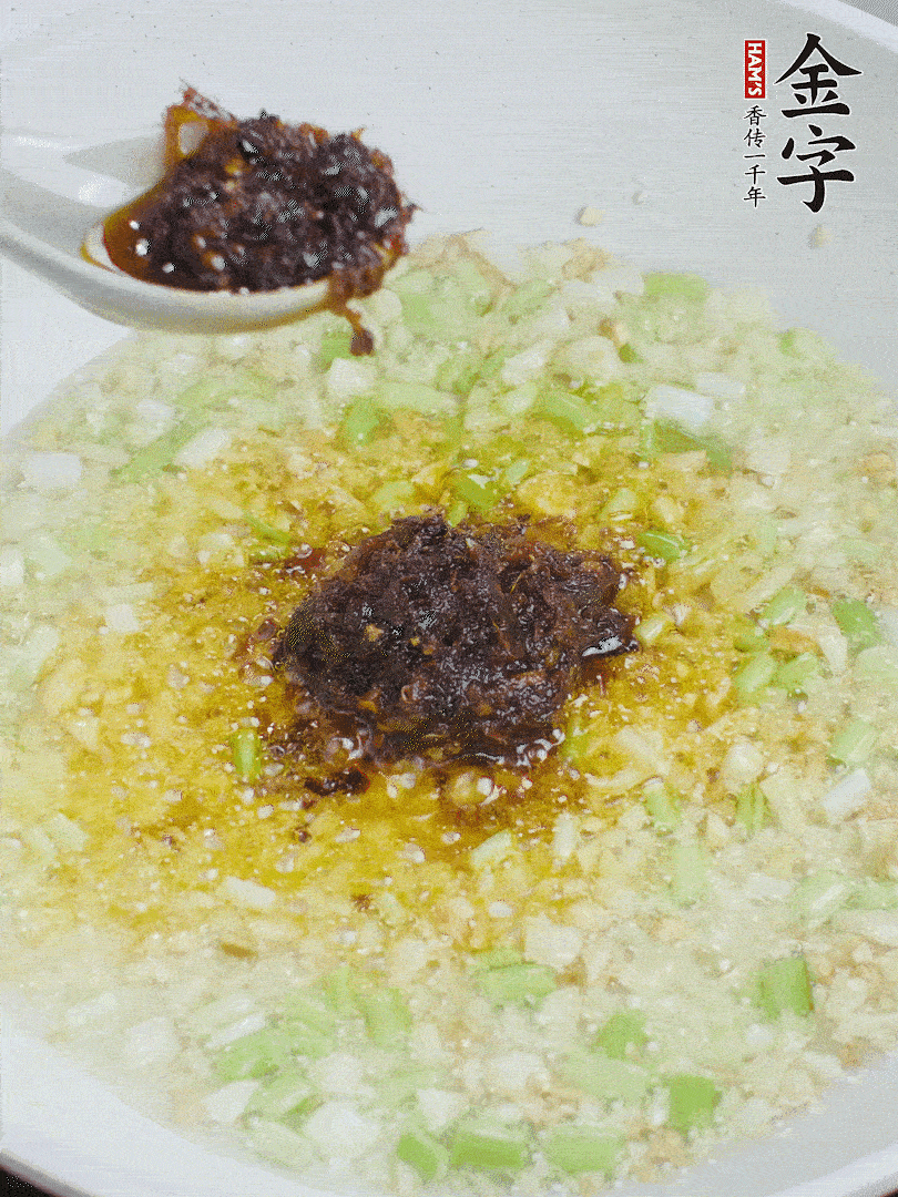 下蔥姜、1大勺金字火腿大師醬爆香。