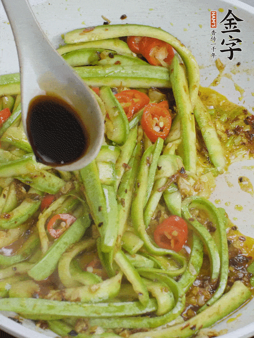 下西葫蘆，加1勺生抽、半勺蠔油、辣椒圈翻炒至斷生。