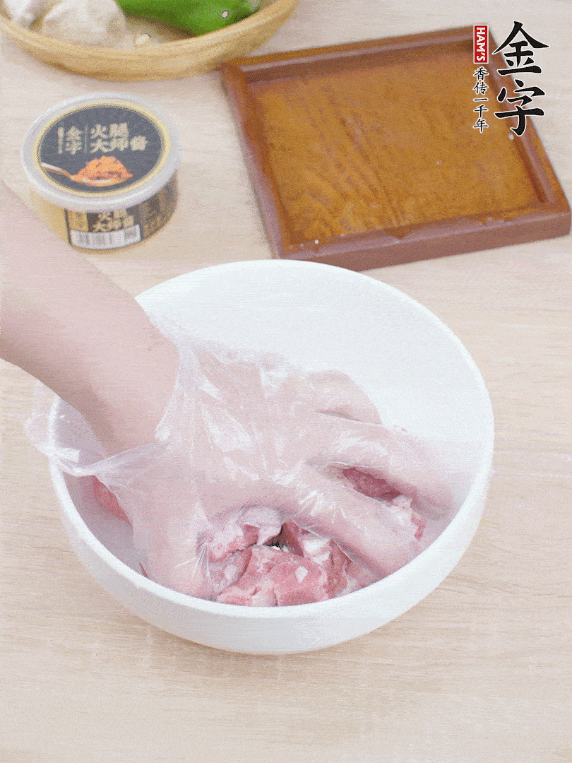 豬小排，加1勺料酒、1勺蠔油、1/3勺白胡椒粉、淀粉，抓拌均勻腌漬30分鐘。青椒去蒂去籽切塊。洋蔥去皮切塊。