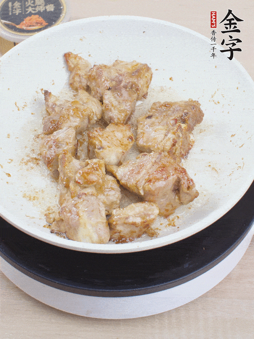 油4成熱，下小排煎炒至邊緣微微發(fā)焦。