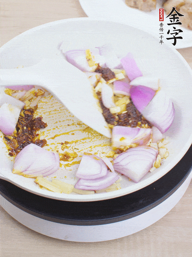 另起一鍋，姜、蒜末、1勺金字火腿大師醬、洋蔥塊炒香。