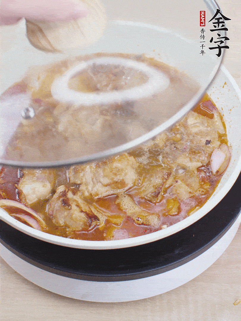 下小排翻炒，加1勺生抽、1點(diǎn)白砂糖和少許水燜2分鐘。