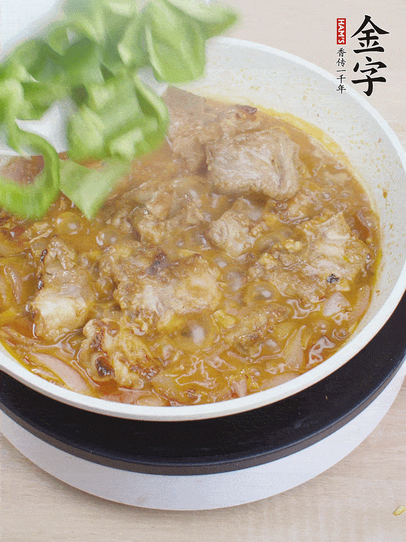 下青椒，翻炒炒至湯汁收干。