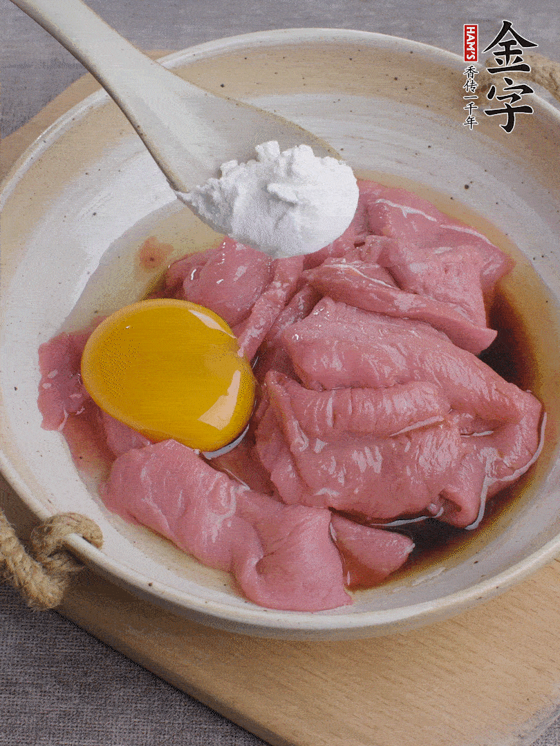 牛肉切片，雞蛋1個(gè)、水2勺、料酒1/2勺、生抽1/2勺、生粉1勺腌15分鐘。