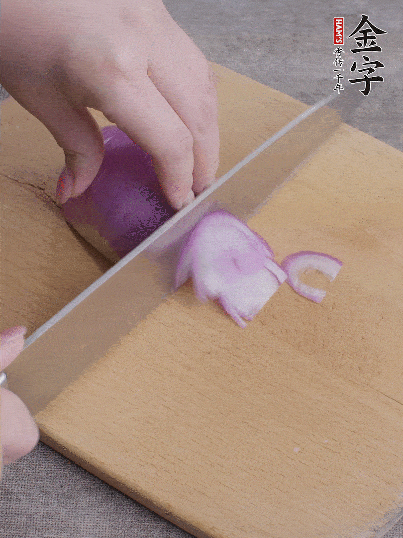 洋蔥切絲、蔥切段。