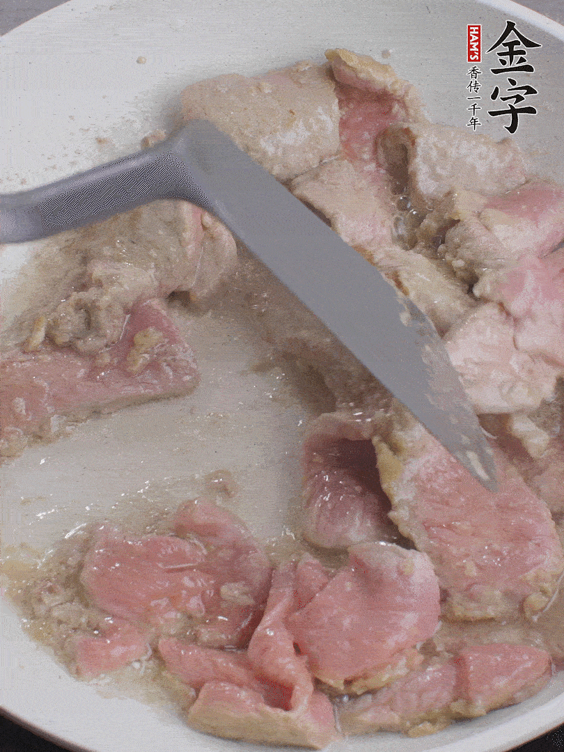 鍋中少油，下牛肉炒至變色。（盛出來(lái)）