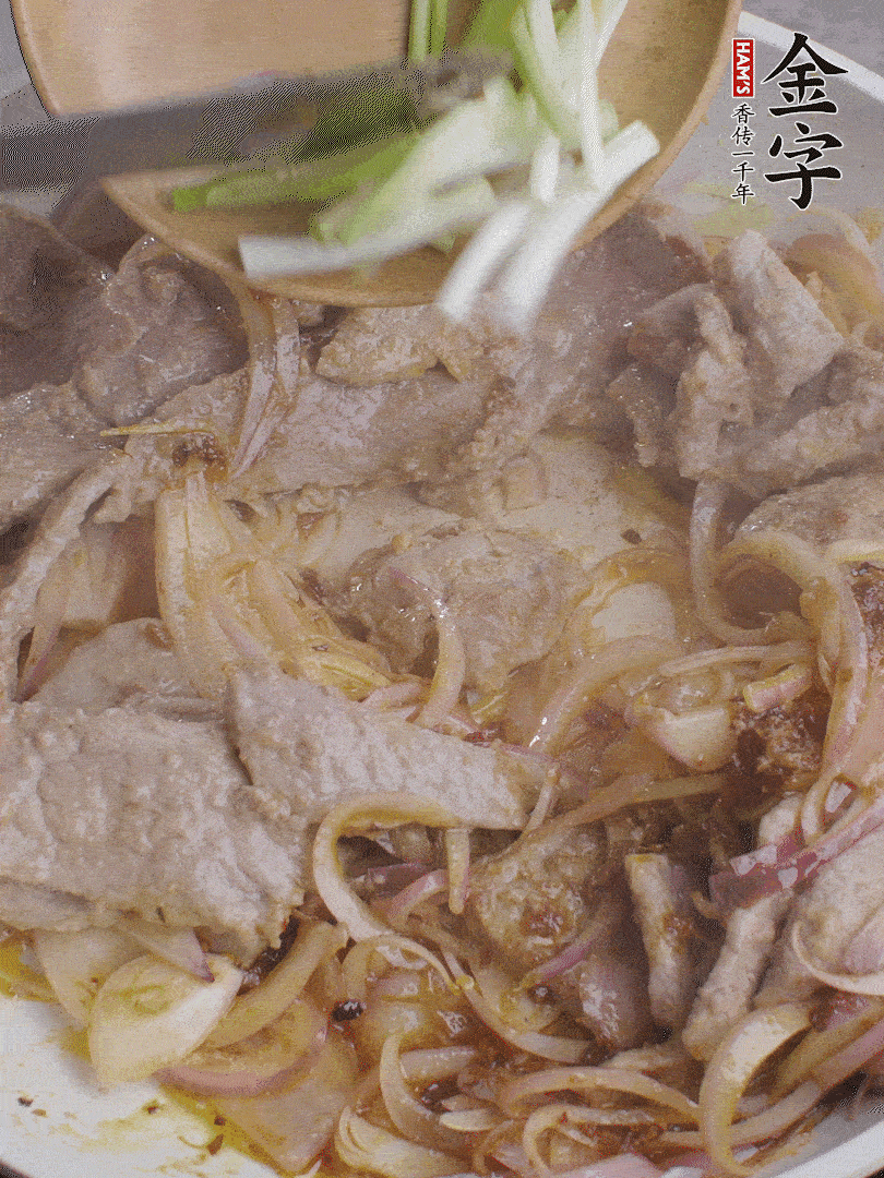 下牛肉、蔥段快炒。