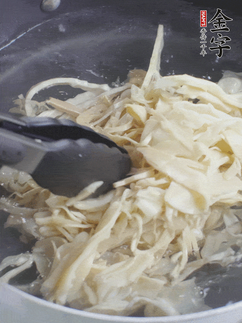 糯米筍焯水1分鐘，過涼水，擠干水份。