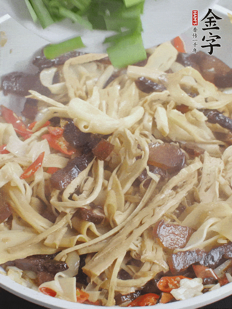 翻炒均勻，下蒜葉。