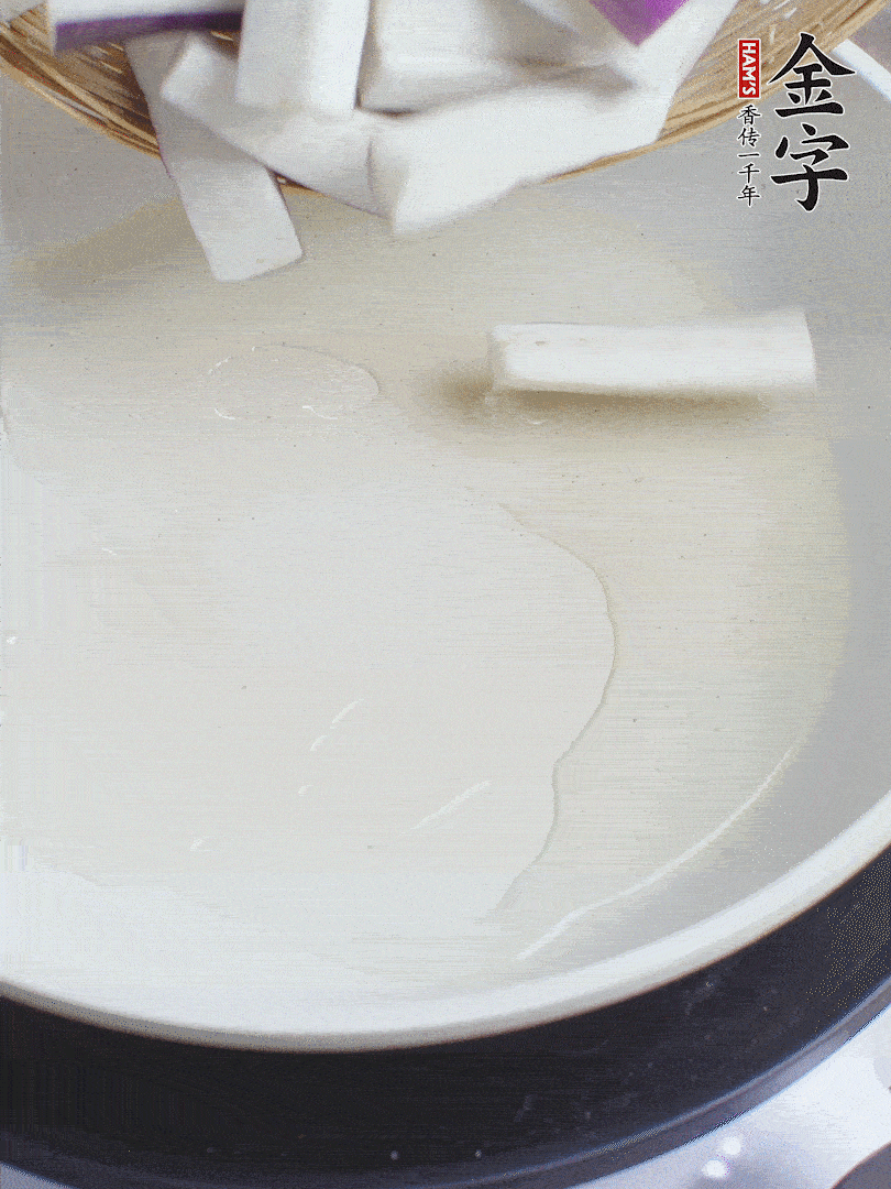 杭茄洗凈去蒂，縱向剖成4份，切成長10cm左右的段。白洋蔥切絲。口蘑洗凈去掉柄。紅椒切菱形片。