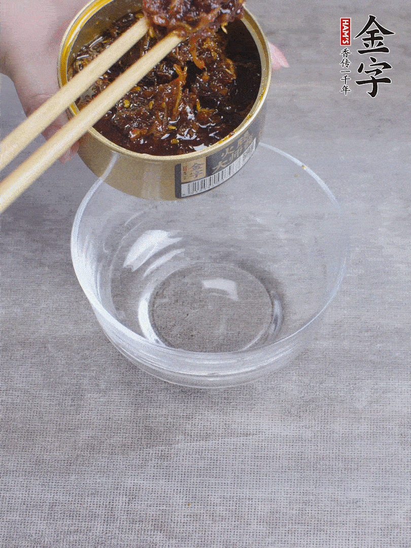 金字火腿大師醬2勺、醬油1勺、白砂糖1/2勺調(diào)勻。