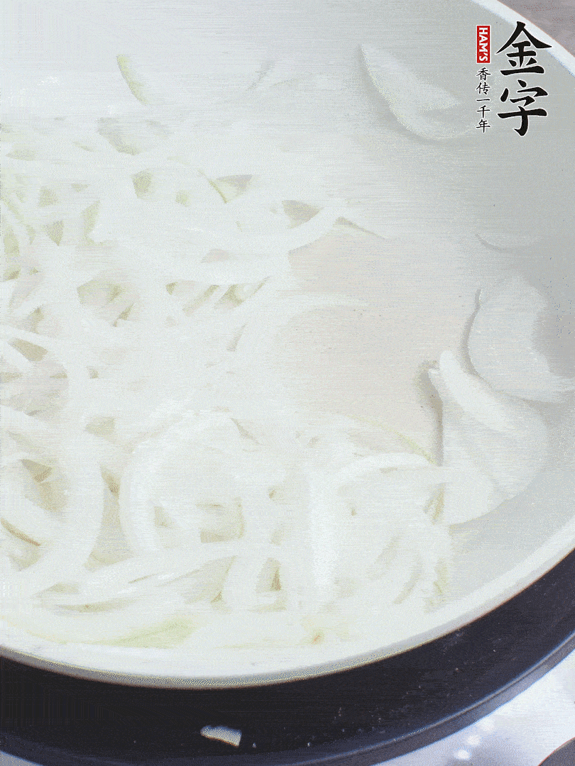 油熱下洋蔥絲、紅椒炒出香味。