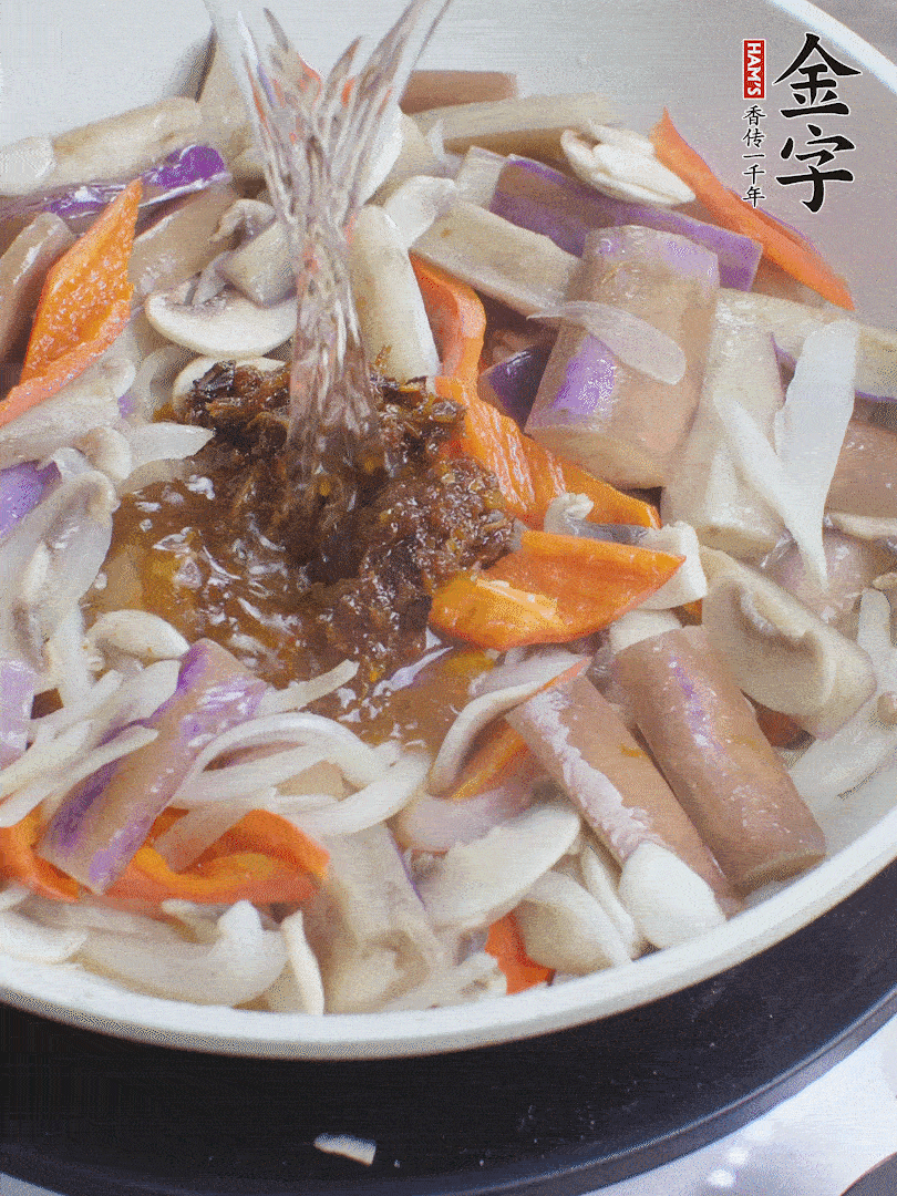 下茄子、口蘑，淋入料汁，加熱水份收干。