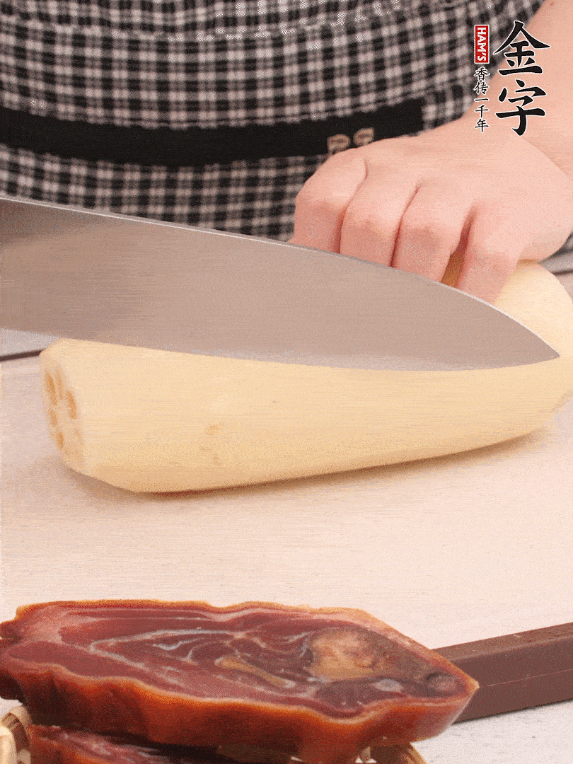 蓮藕削皮切塊。