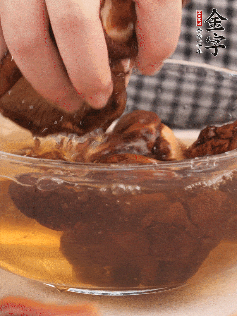 干香菇溫水泡發(fā)，去蒂洗凈切十字。