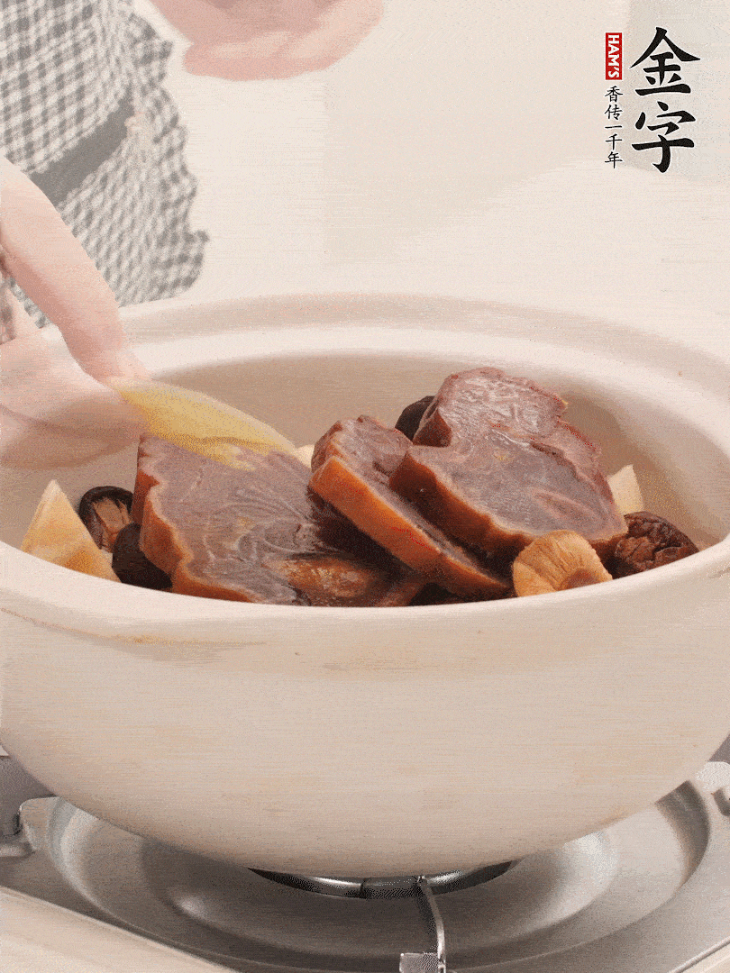 火腿、蓮藕、香菇放入砂鍋，加2片姜片，加水沒(méi)過(guò)1指。
