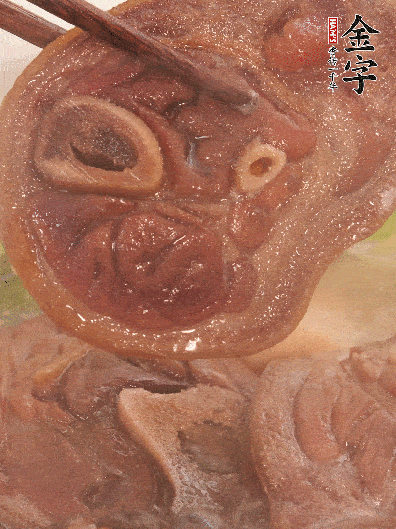 大火燒開(kāi)后，調(diào)成小火燜煮30分鐘，煮至蓮藕軟糯。